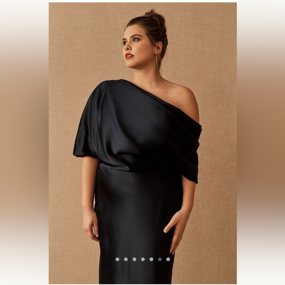 Amsale
Draped Off-The-Shoulder Midi-Dress - Picture 10 of 15